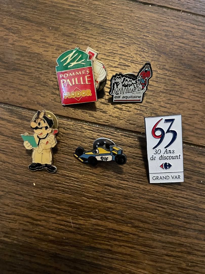 パリで購入　企業ノベルティピンバッジ34点