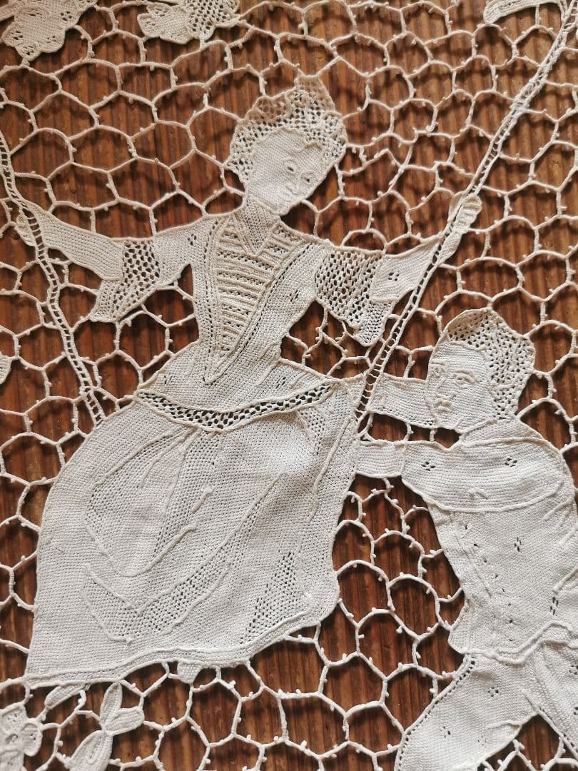 アンティークイタリア ポワンドローズヴェニスレース ブランコを漕ぐ男女のカップル