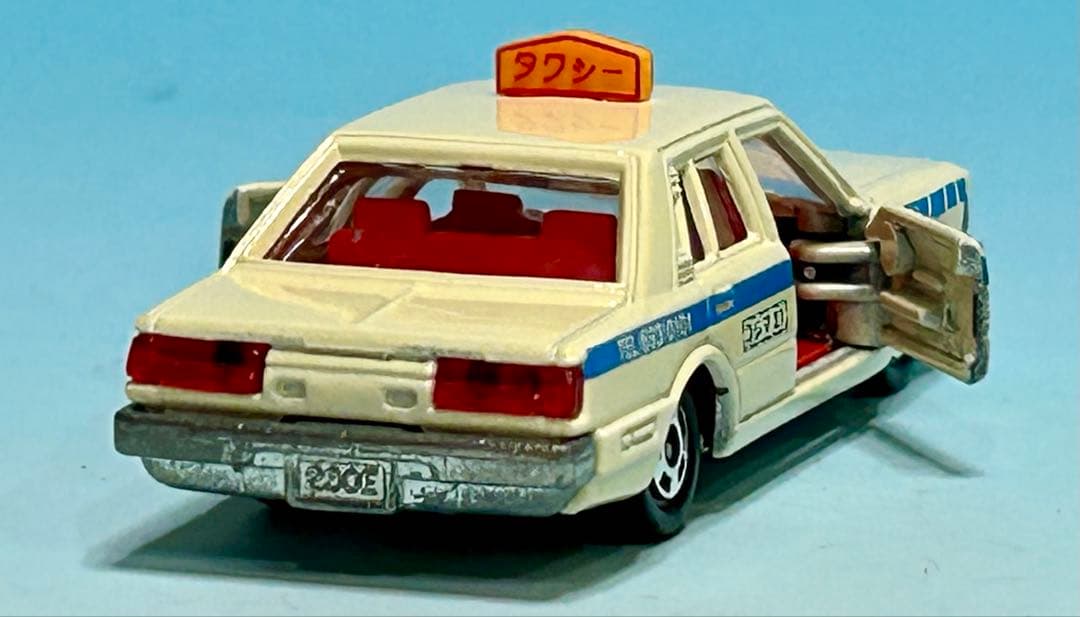 トミカ 黒箱 28 ニッサンセドリック タクシー