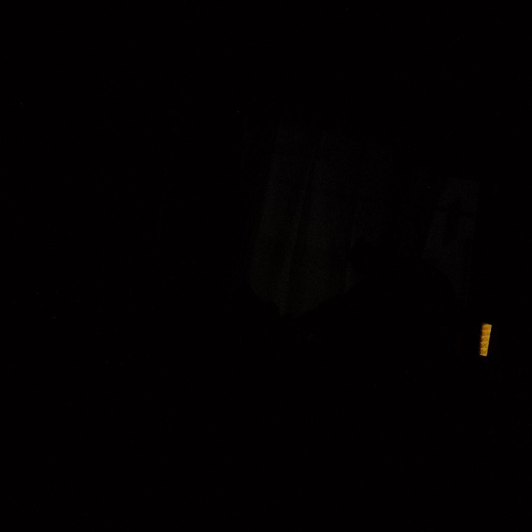 暗い色の光点があるピンバッジ