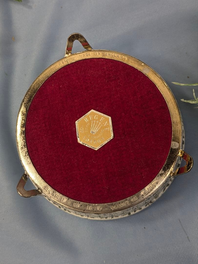 イギリス アンティーク Regent of London 刺繍 ガラス小物入れ