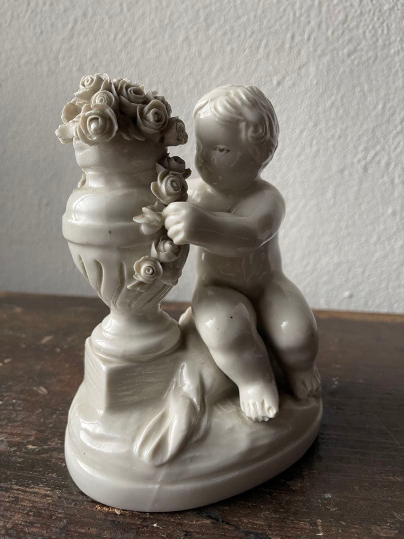 カポディモンテ　イタリアナポリ窯　エンジェル天使とバラの置物