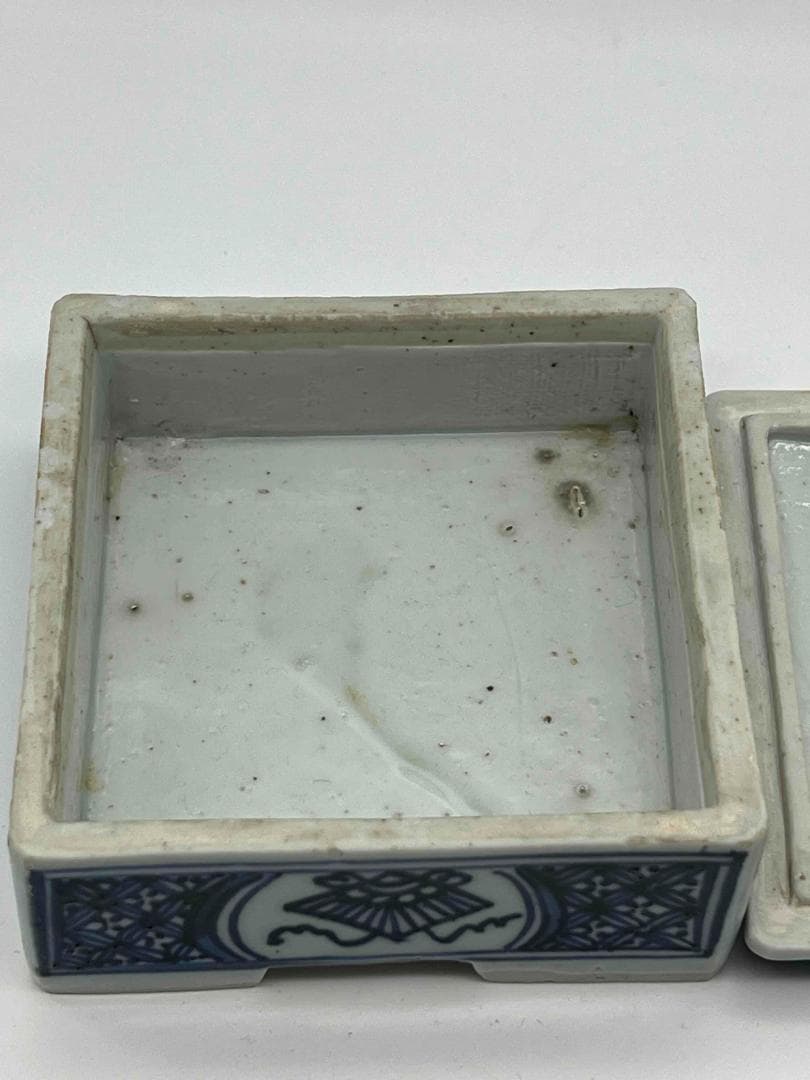 清雍正時代 染付 青花祥瑞花卉文四方印泥盒 蓋盒 香盒 文房香合(A-68)