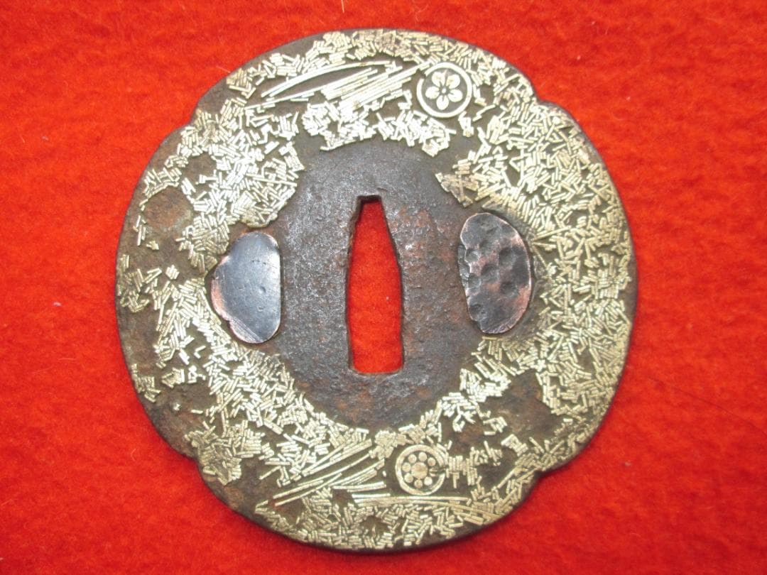 江戸期作　大鍔83mm187g　鍛鉄木瓜形鍔　吹き寄せ象嵌　家紋散らし　櫃孔埋め
