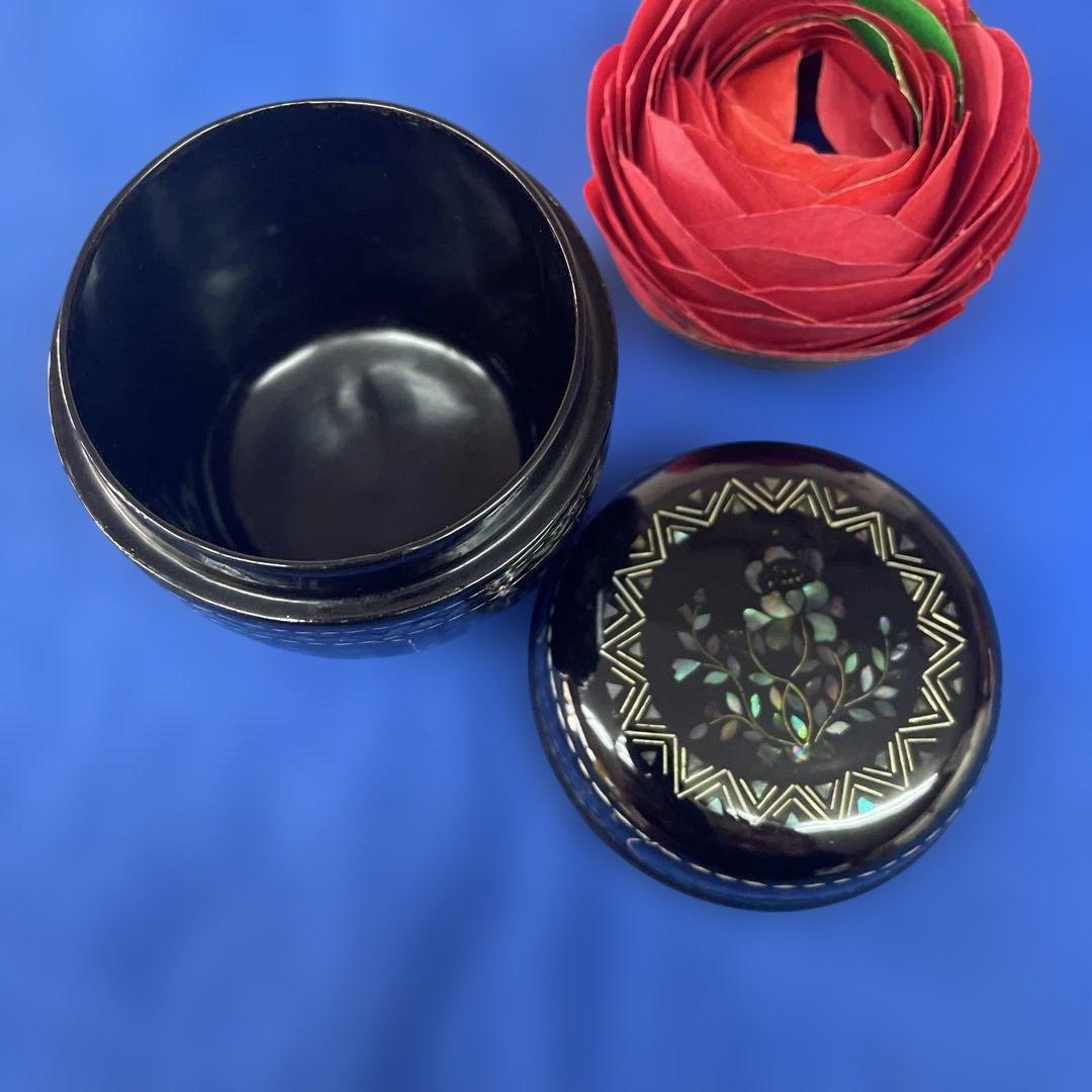 茶道具　棗　螺鈿細工　花をあしらった螺鈿細工が美しい