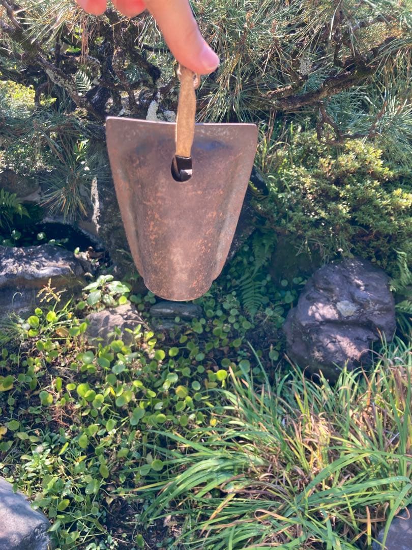 京都で見つけた素敵なアンティーク　ベル　金属製　三角形の鐘　レザー　革