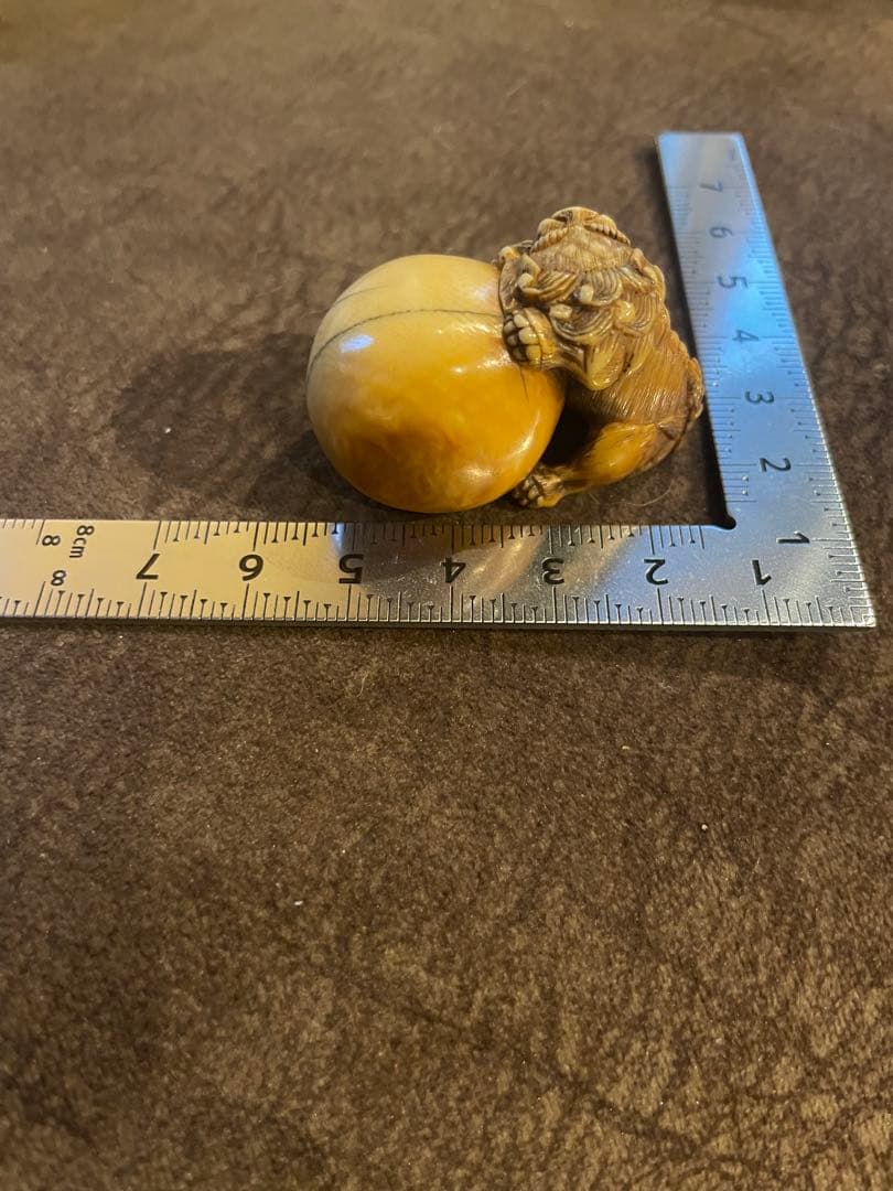 根付 獅子と玉 （骨 牙等天然素材） 銘有り。