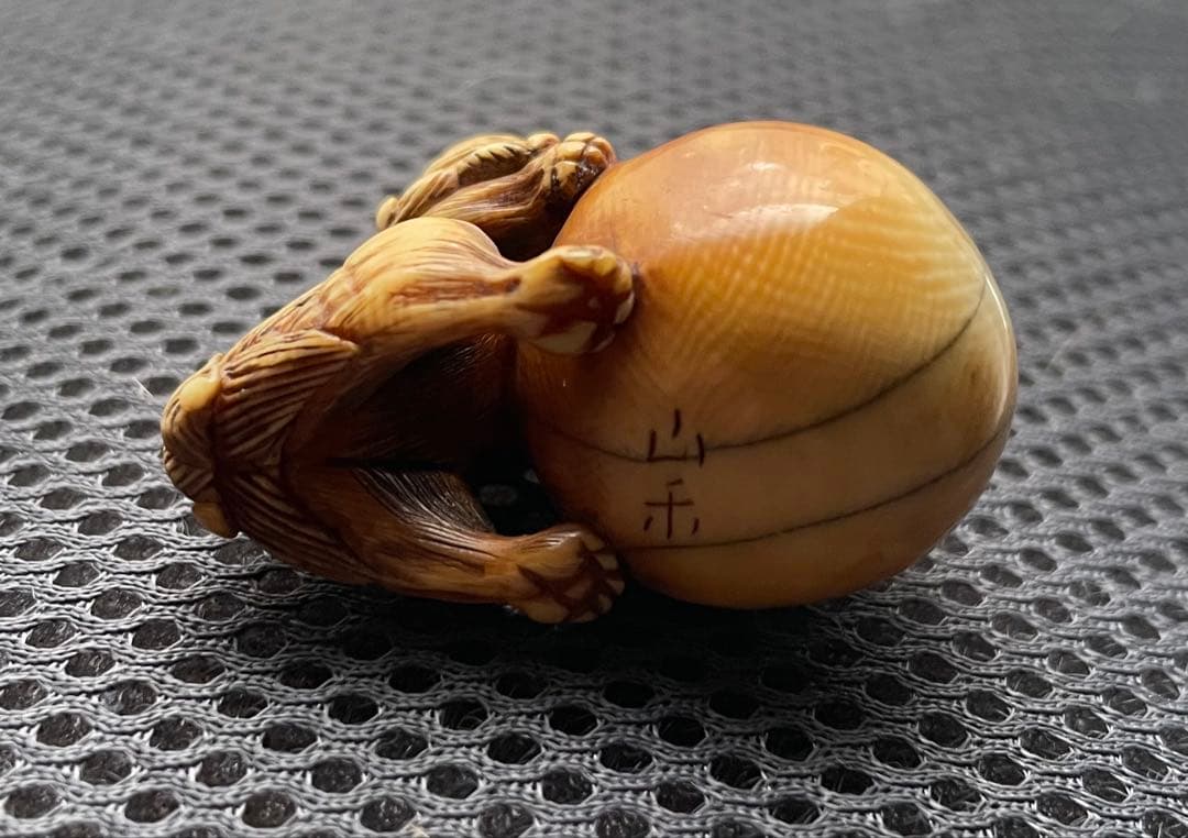 根付 獅子と玉 （骨 牙等天然素材） 銘有り。