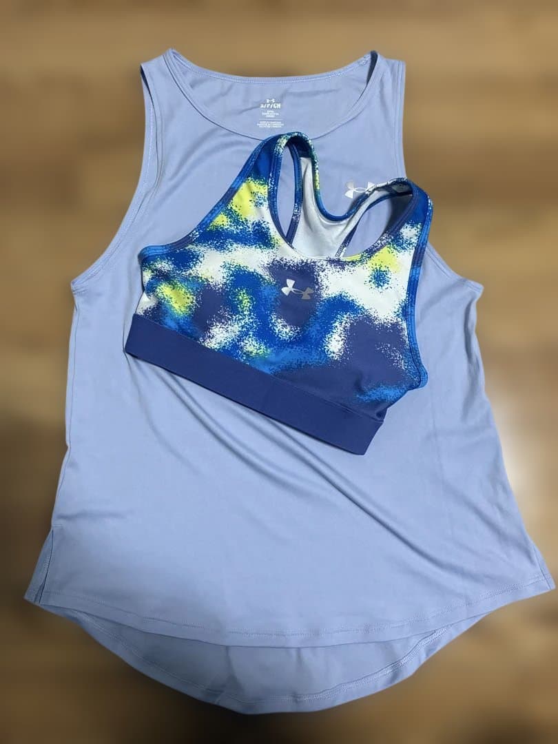 Under Armour ライトブルータンクトップ