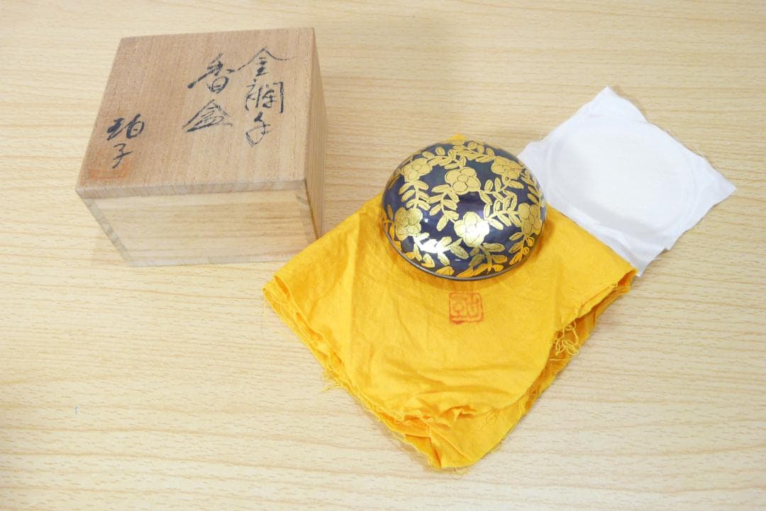 小野珀子 造　金襴手 香合　勿忘草の絵　釉裏金彩　本物保証