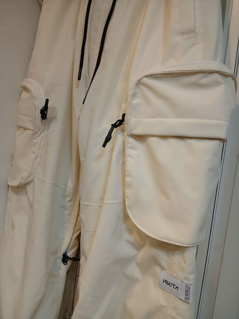 美品⭐ニキータスノボウェアパンツLサイズ⭐タグあり⭐クリーニング済⭐オフホワイト