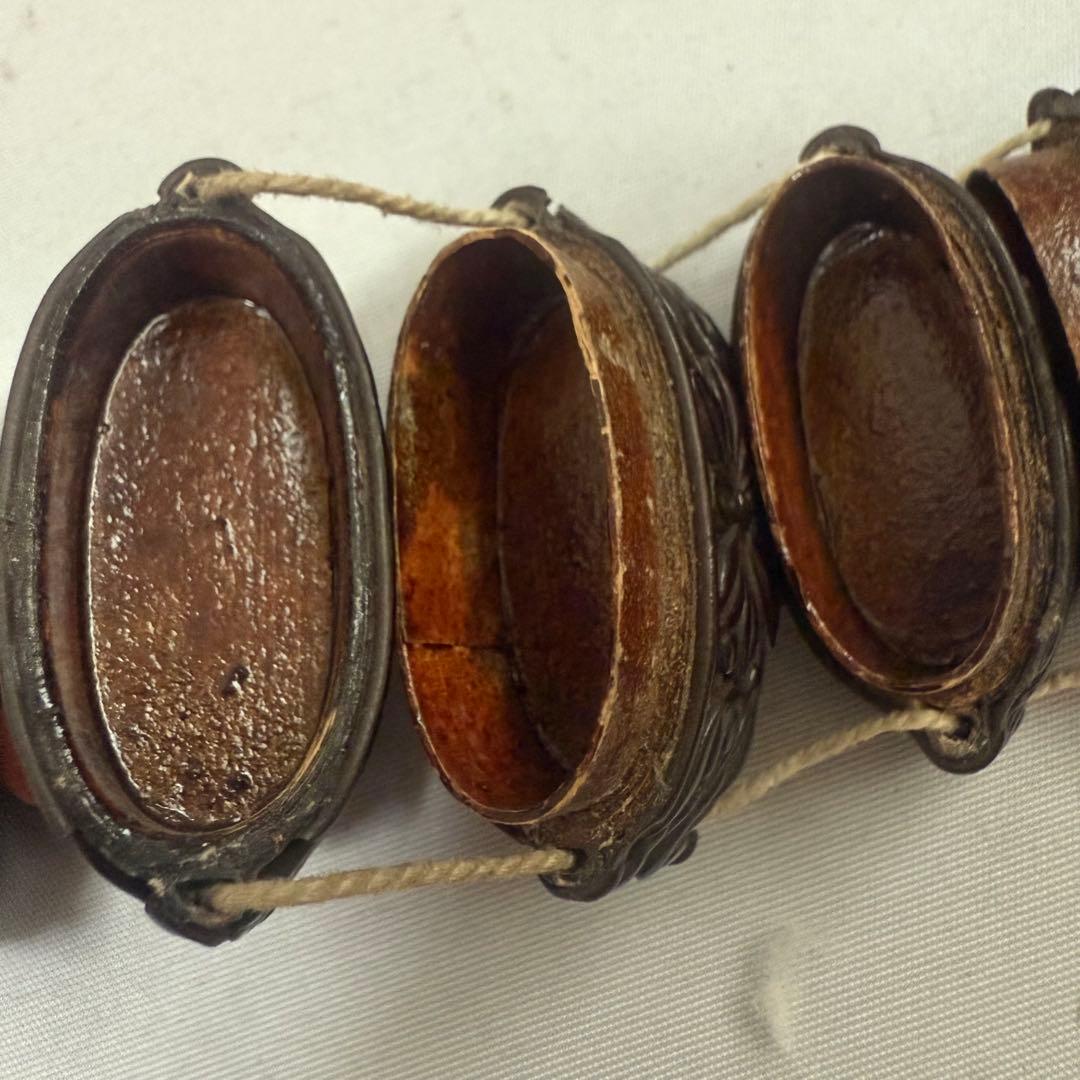 堆黒印籠　根付