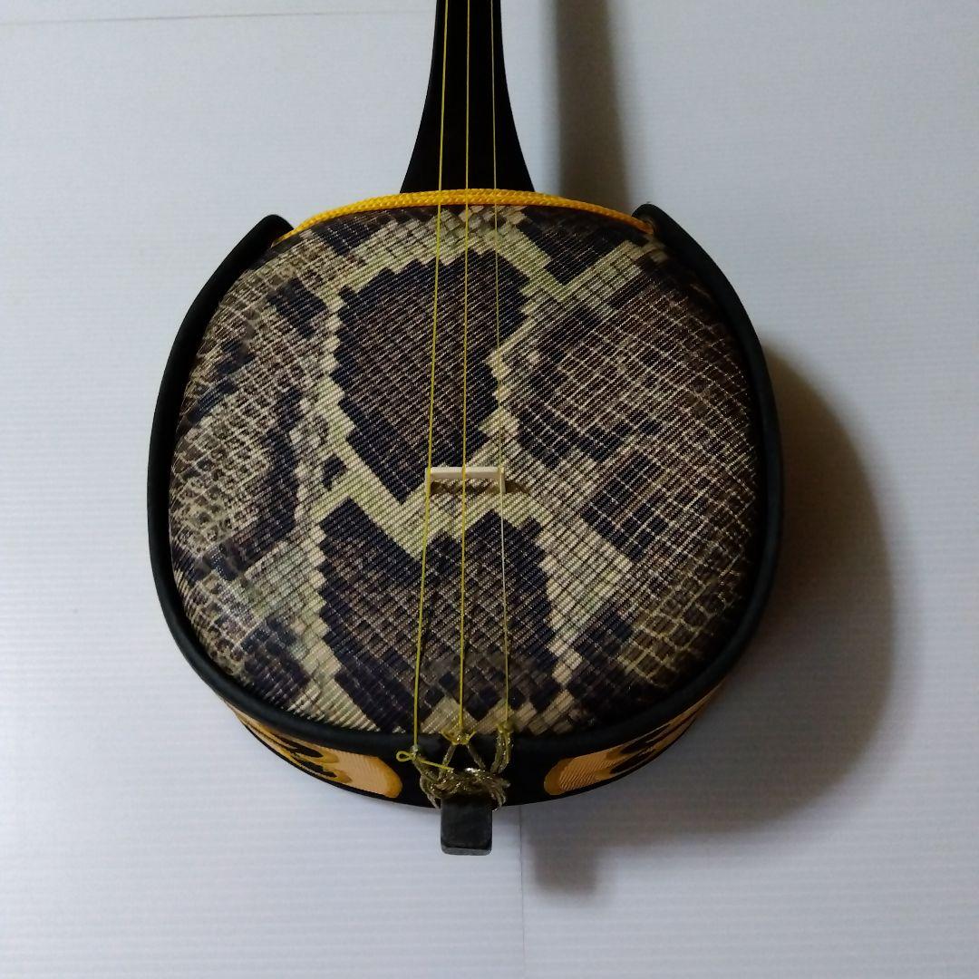 奄美玄三線、人工革