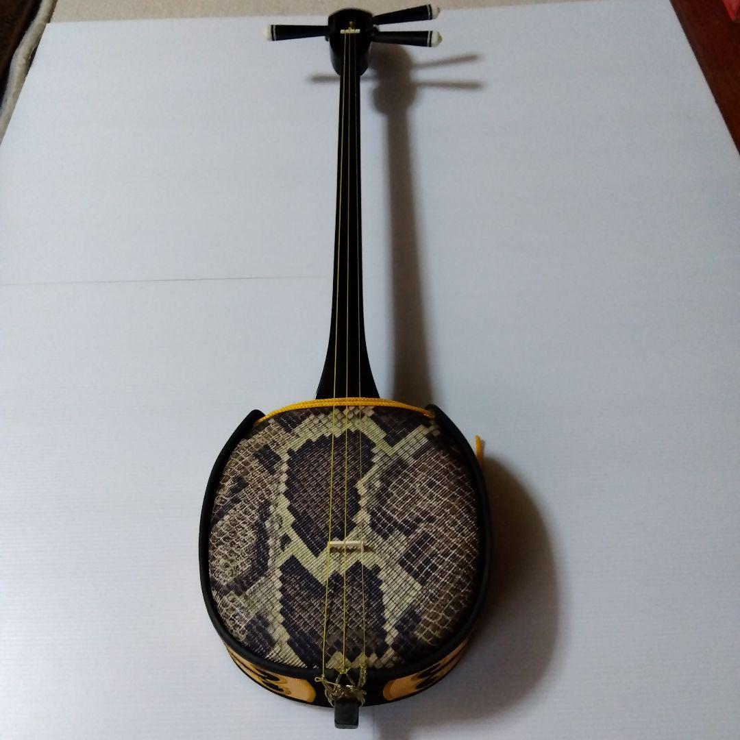 奄美玄三線、人工革