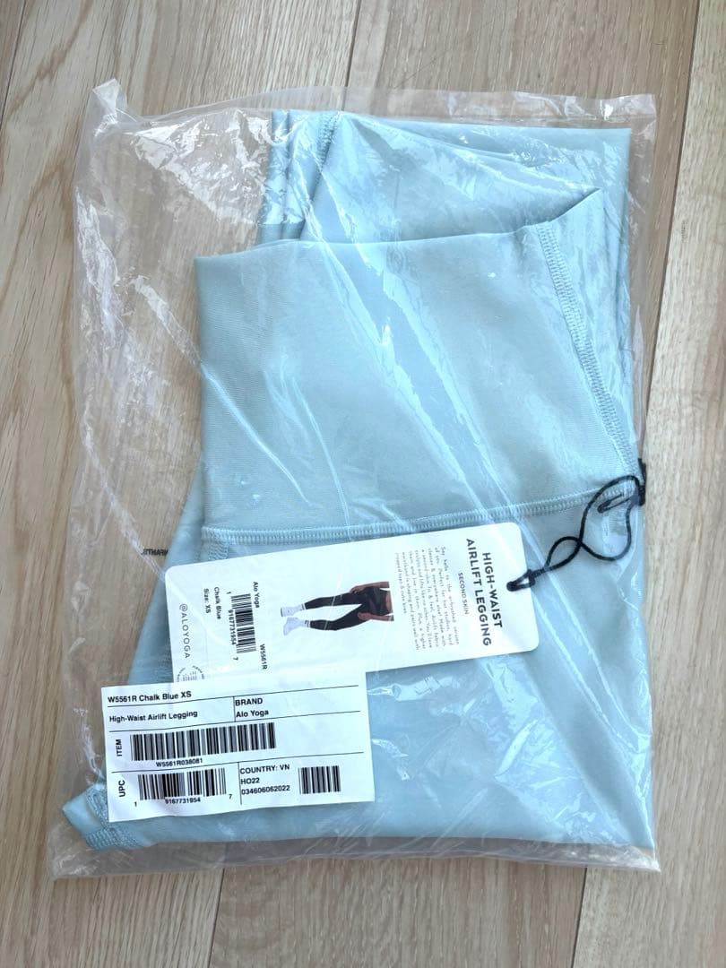 【新品未使用タグ付き‼️】alo yoga chalk blue XSサイズ