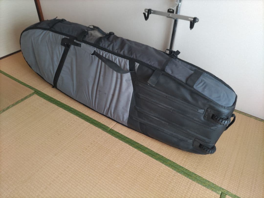 DAKINE 3〜4本用ウィール付サーフボードケース6'8 中古品