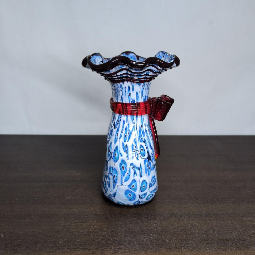 ムラーノ ブルーホワイト ミルフィオリ リボン付き 花瓶 高さ約12.6cm