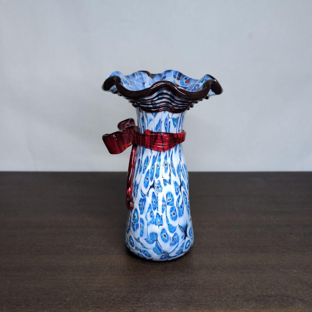 ムラーノ ブルーホワイト ミルフィオリ リボン付き 花瓶 高さ約12.6cm