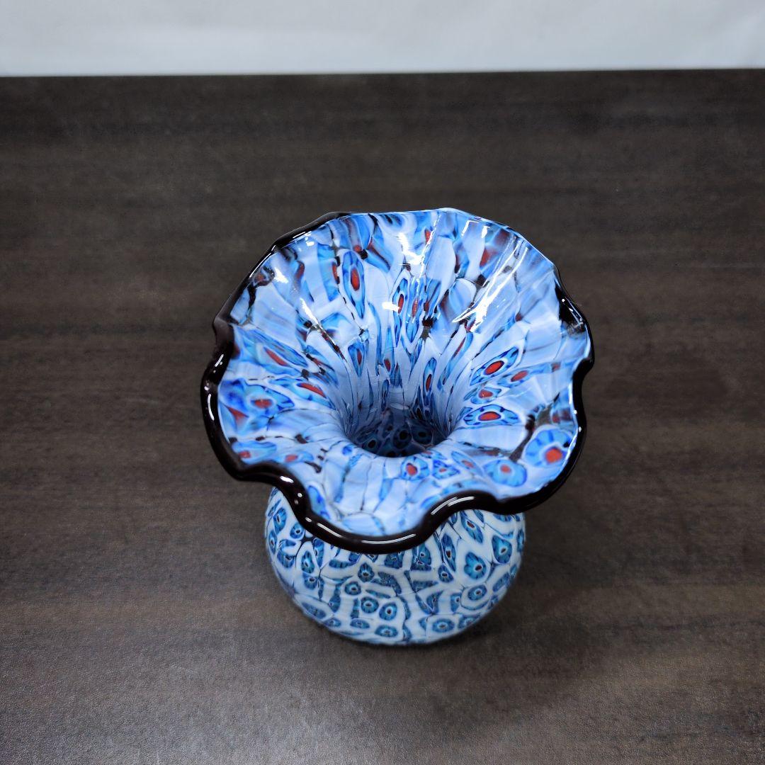 ムラーノ ブルーホワイト ミルフィオリ リボン付き 花瓶 高さ約12.6cm