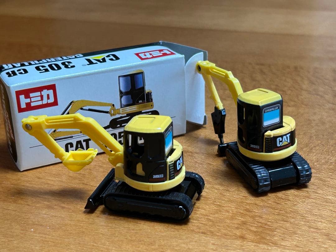 トミカ　CAT303CR、CAT305CR
