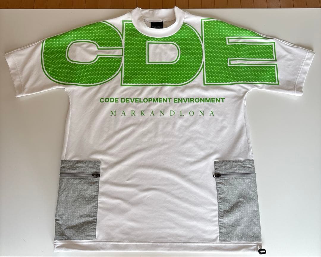 かー マークアンドロナ　モックネックTシャツ 2025