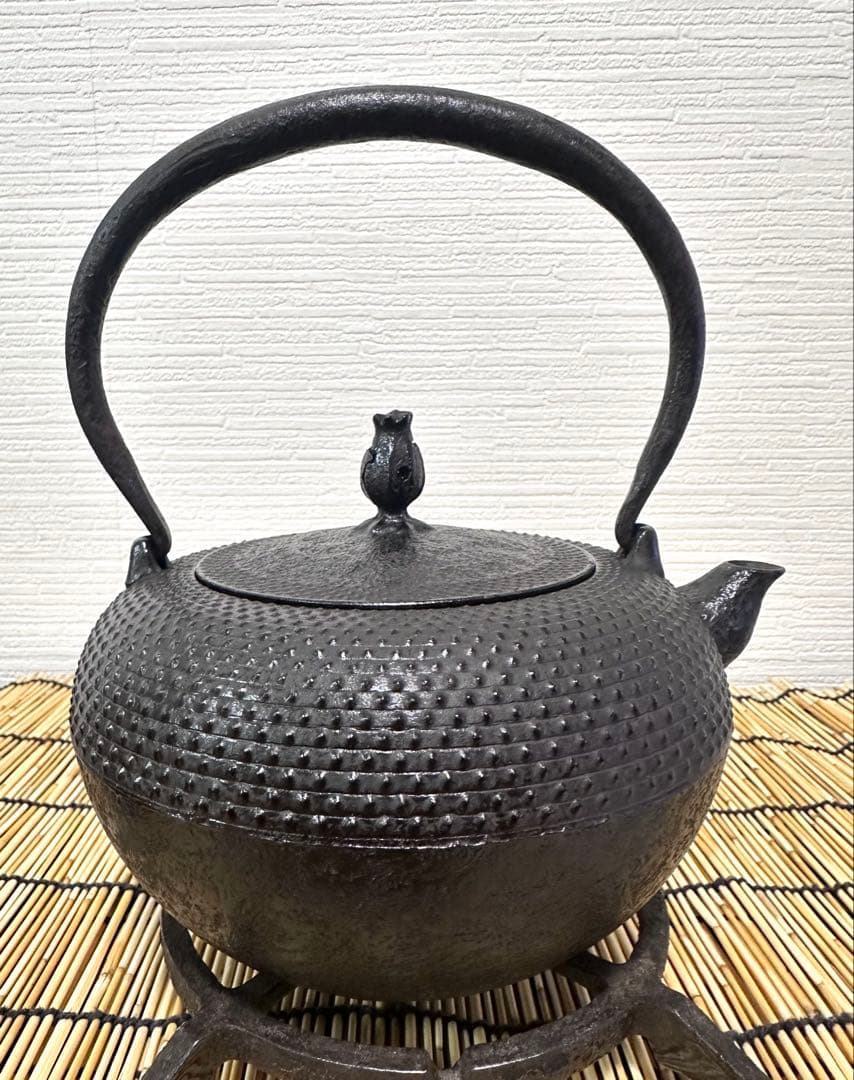 未使用品、栞付　南部照光堂造　１５型アラレ　南部鉄瓶　ブッヒィー♪\"\"様売約済み