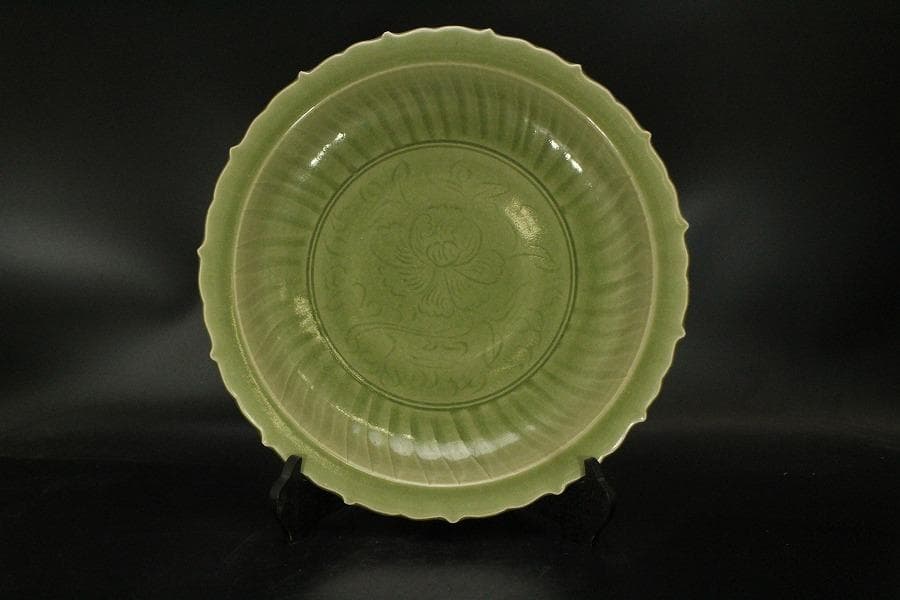 中国美術 青磁 刻草花紋 皿 φ42.5cm(ZE728)