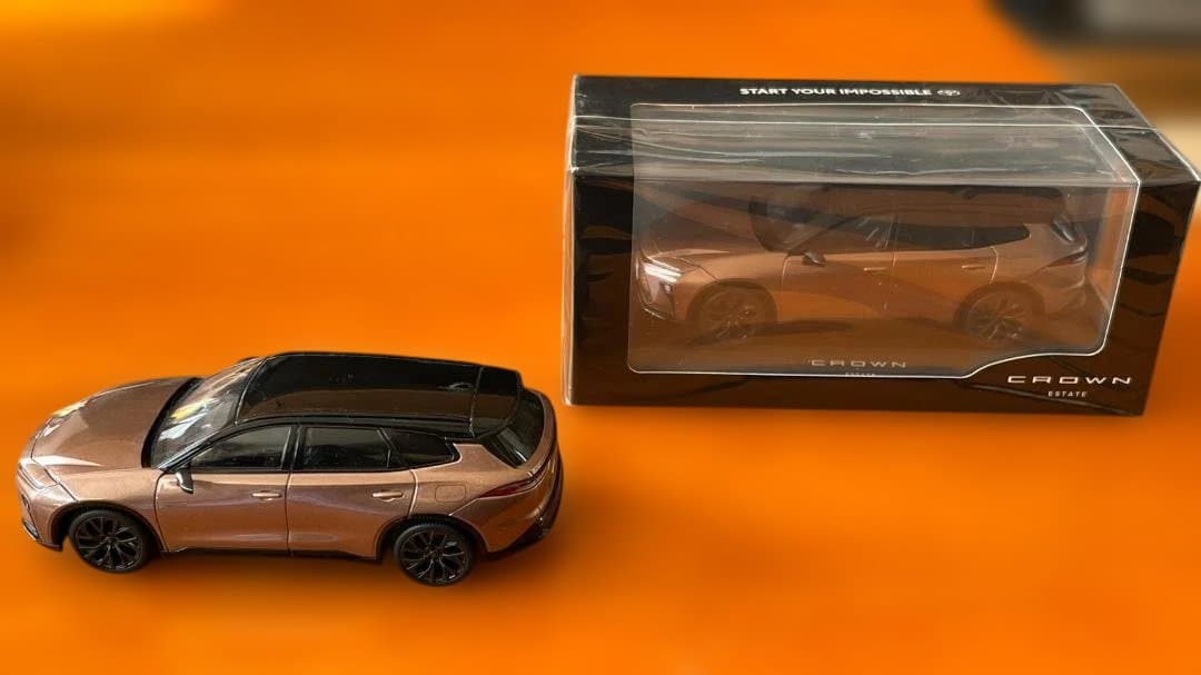 トヨタクラウンエステート プレシャスブロンズ トヨタ純正色見本販売店用 1台