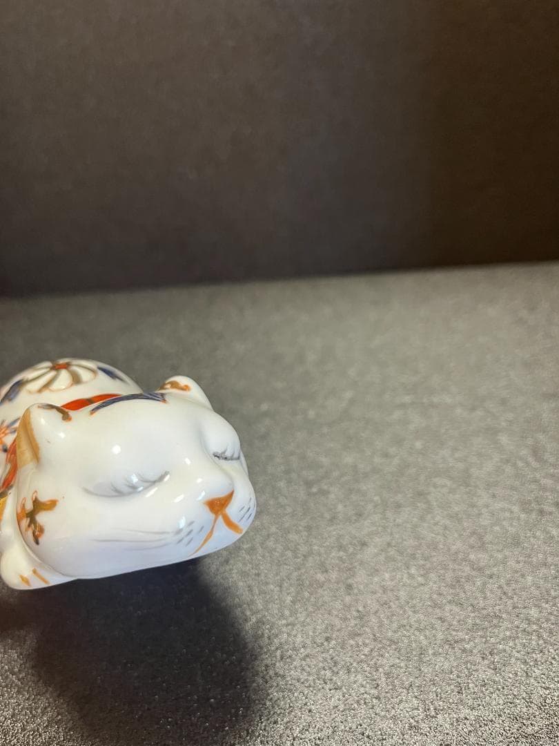 伊万里 陶器 金彩 眠り猫 猫 縁起物 置物 飾物
