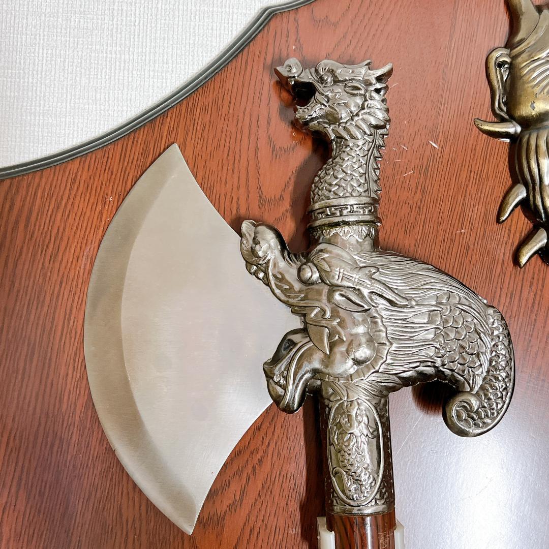 【希少✨】バトルアックスの壁掛け　中世ヨーロッパ風の壁掛け　鉄製で重量感あり