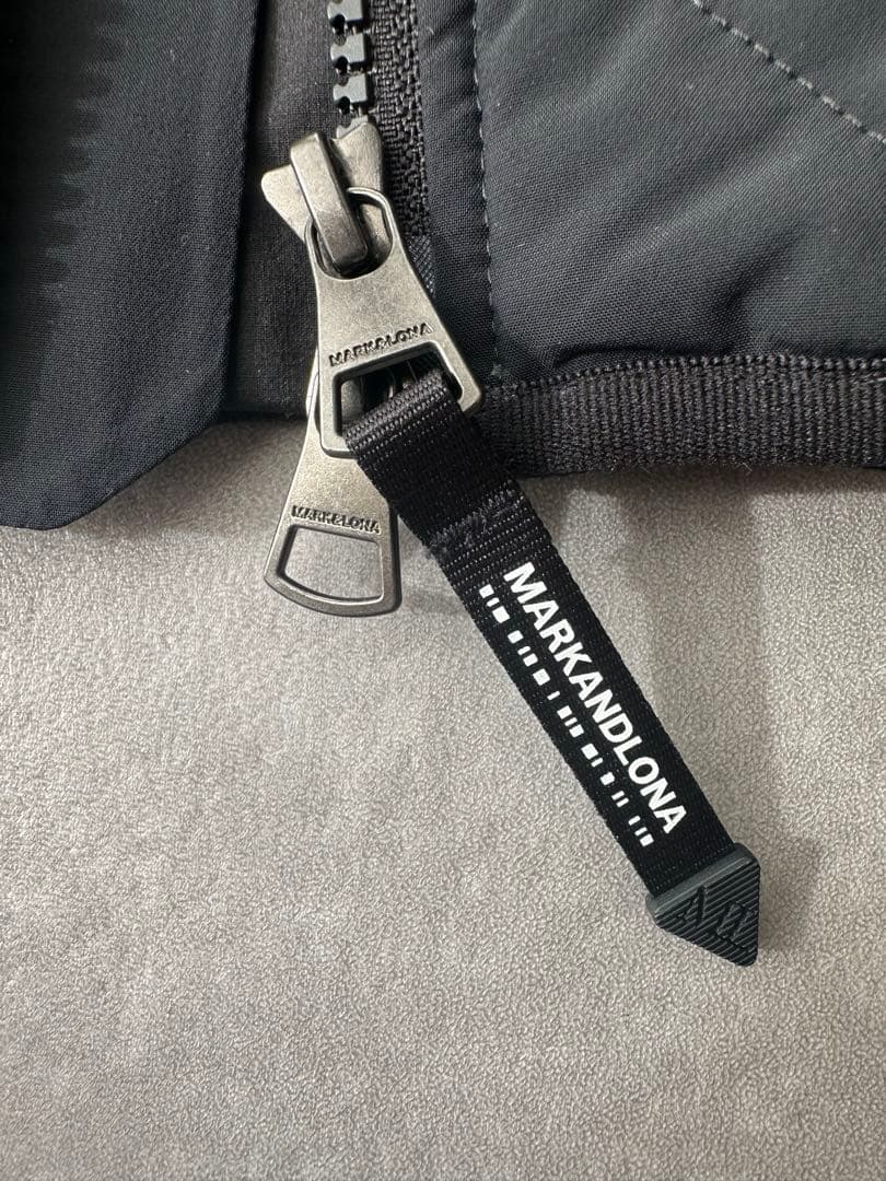 新品未使用品・MARK & LONA メンズ ダウンベスト46