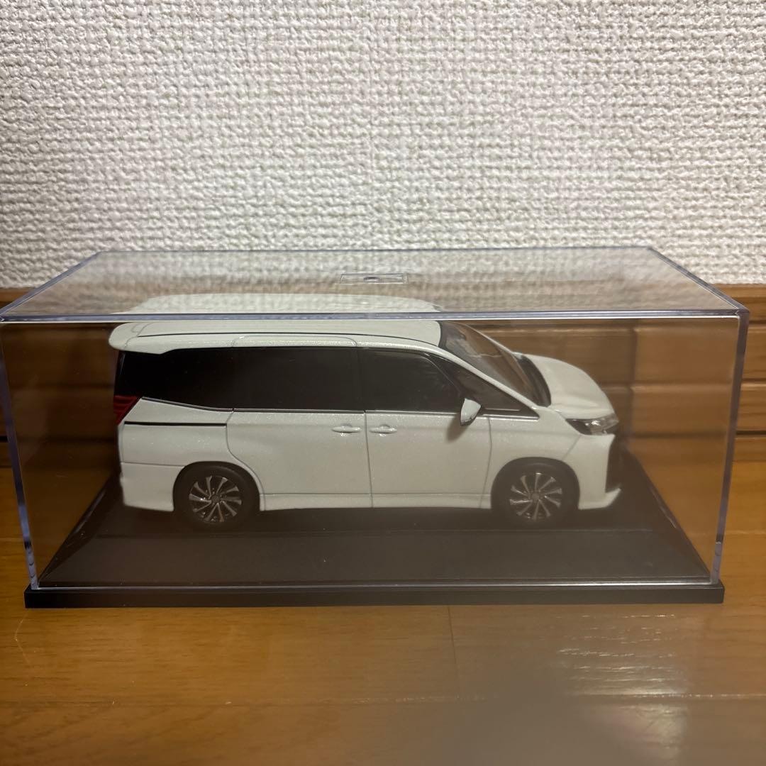 トヨタ　新型ノア　90系　サンプルカラー　ホワイトパール　ミニカー　非売品
