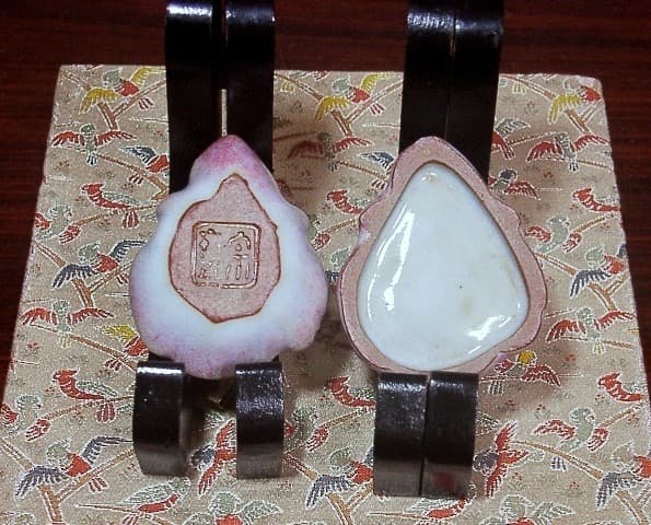 京焼・清水焼　二代 宇野宗甕作　玉椿香合　共箱　古物。