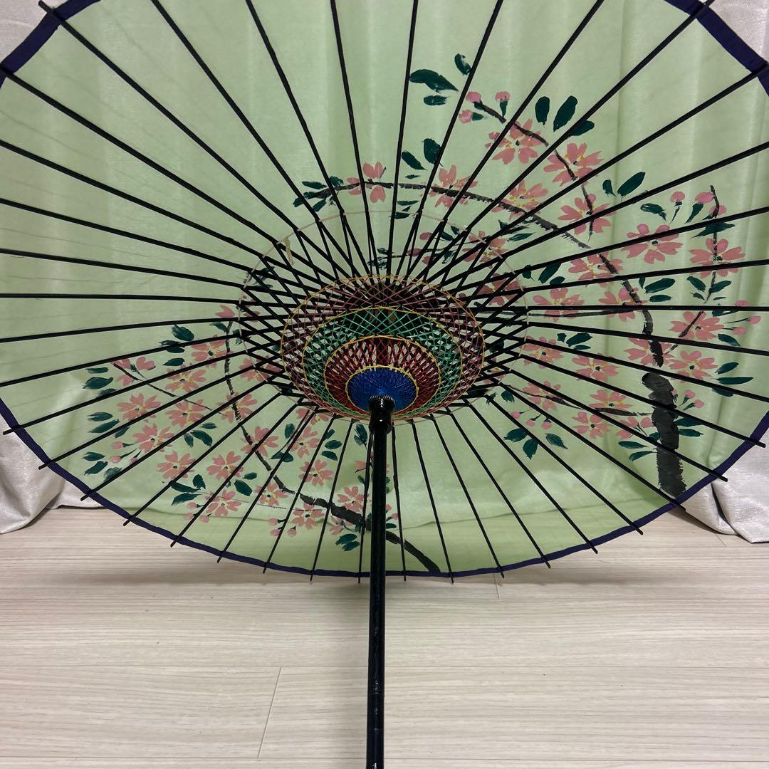 舞踊傘 絹緑色 花柄 黒い骨組み