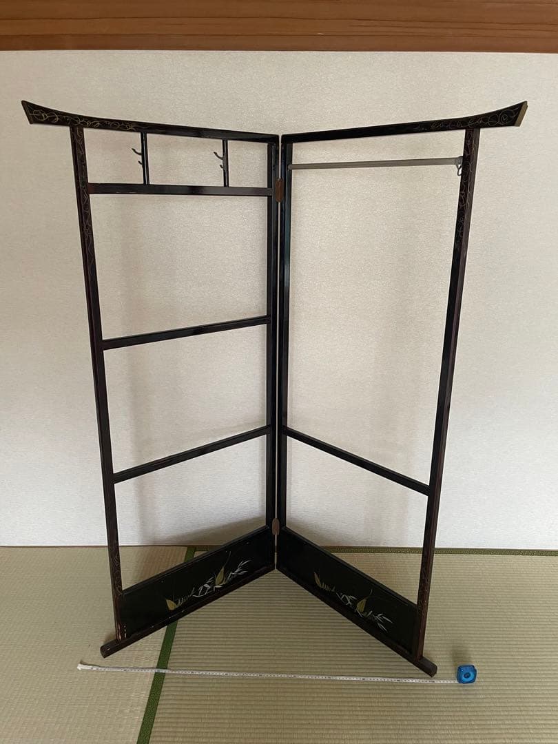 漆塗り　黒の木製衣桁 花の絵柄付き　着物掛け　着物ハンガー　衣桁　骨董品