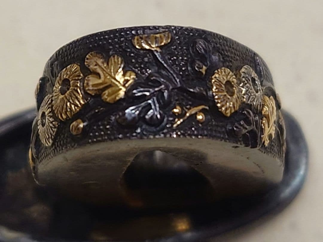 縁頭、赤銅魚子地に秋草に鶉図