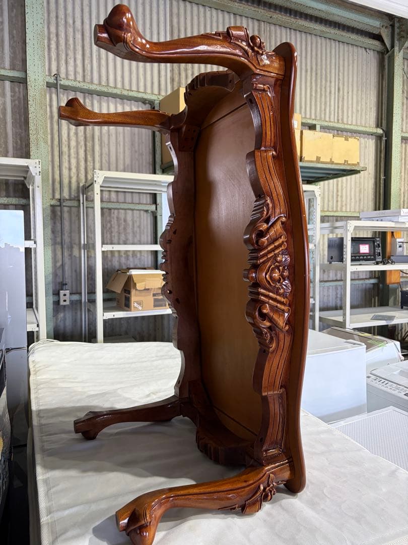 波形天板の木製テーブル