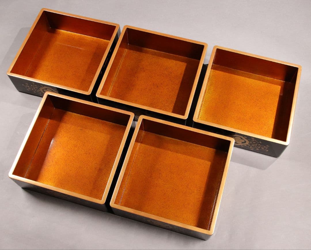 M486 輪島塗 八重門彦助 梅鉢家紋 蔦 宝尽くし金蒔絵 黒塗五段重 梨子地