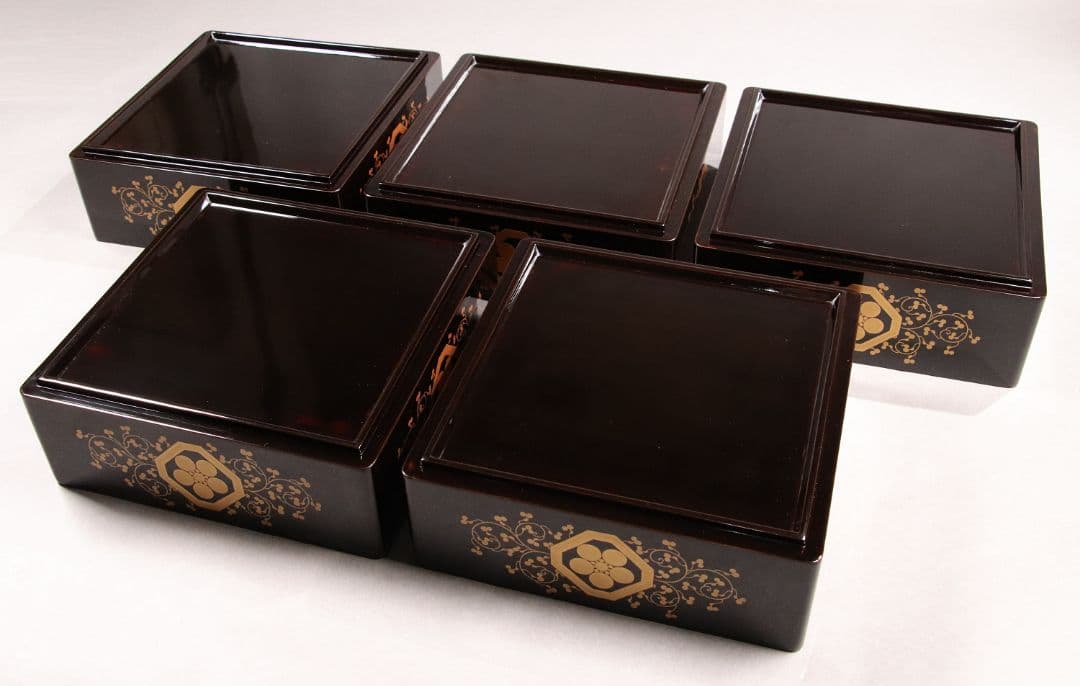 M486 輪島塗 八重門彦助 梅鉢家紋 蔦 宝尽くし金蒔絵 黒塗五段重 梨子地