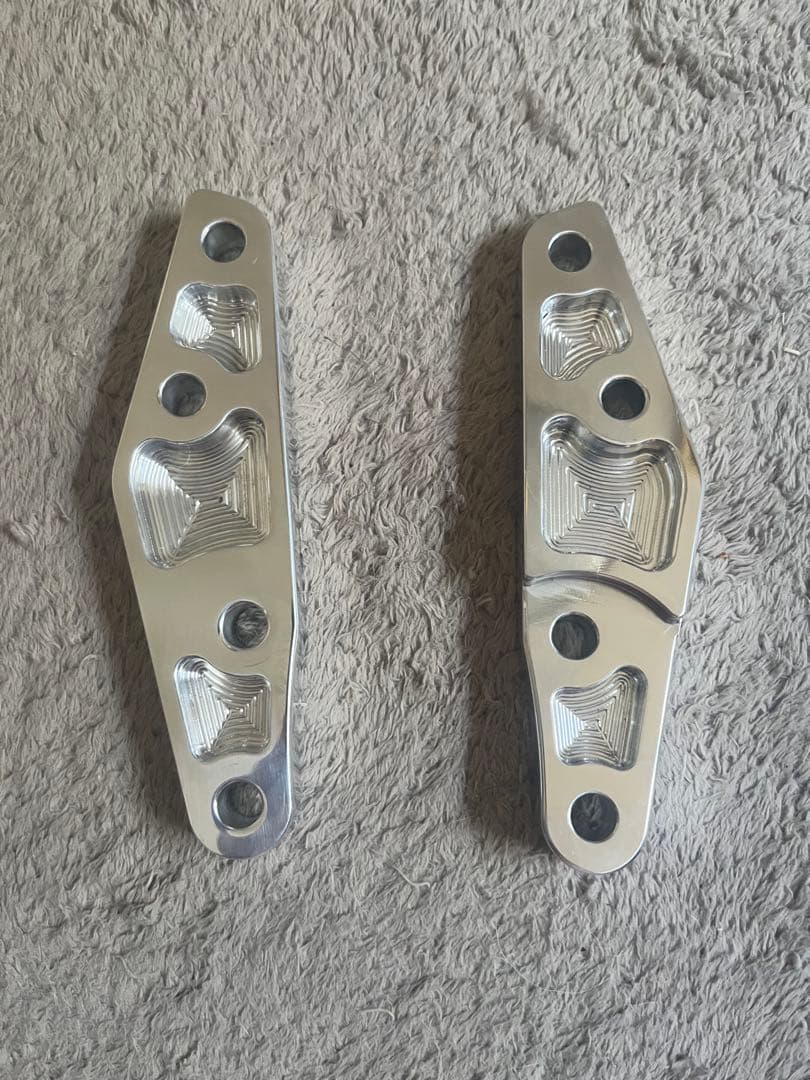 ブレンボ40mmピッチ フロントキャリパーサポート左右新品 ポリッシュ