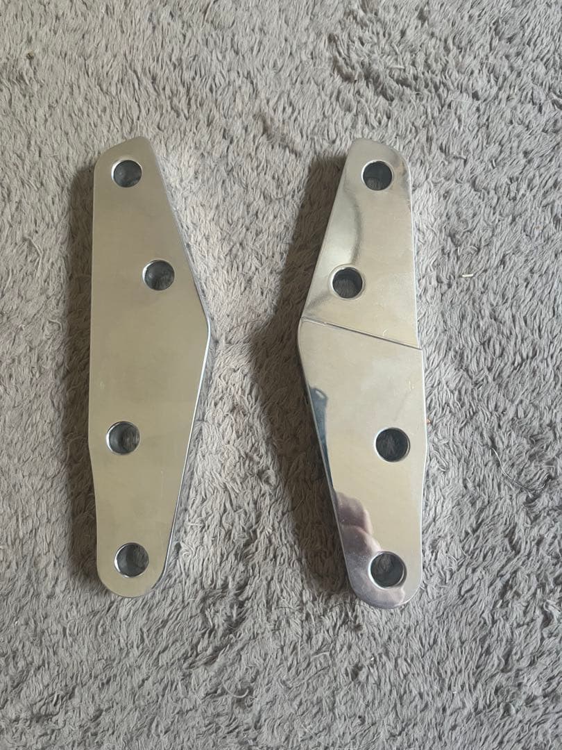 ブレンボ40mmピッチ フロントキャリパーサポート左右新品 ポリッシュ