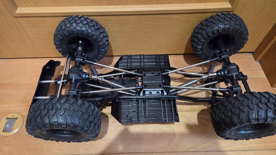 ラジコン 1/10 クローラー トラクサスのボディとタイヤ メカ付き