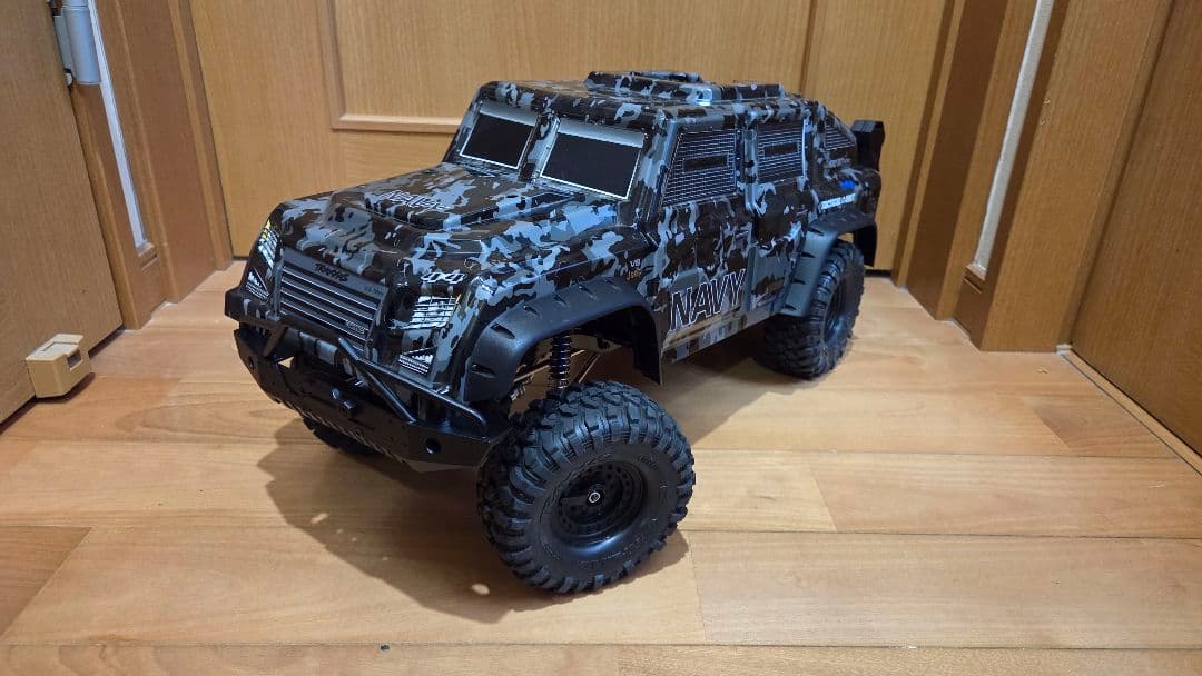 ラジコン 1/10 クローラー トラクサスのボディとタイヤ メカ付き