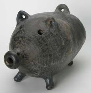 秀楽 在銘　鏡蓋 根付「貧乏長屋の夏の夕景 豚型蚊遣り器の図」