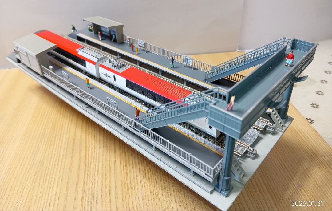 Nゲージ 対向式ホームセット（レール付き）ジオラマ ④