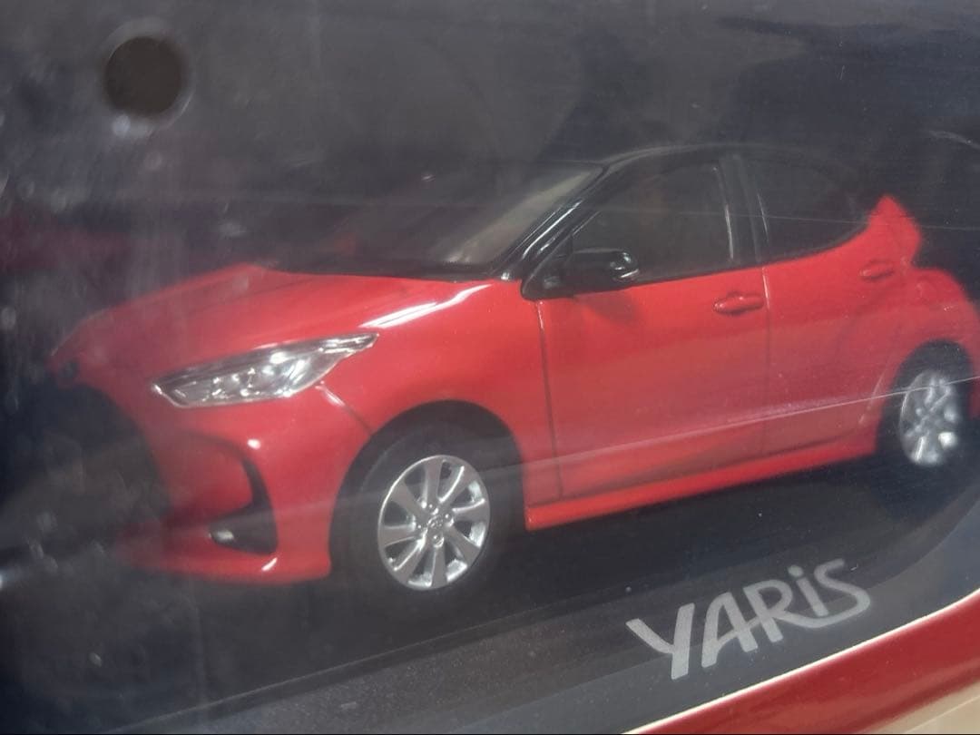 ヤリス　1/30ミニカー レッド×ブラック　未開封