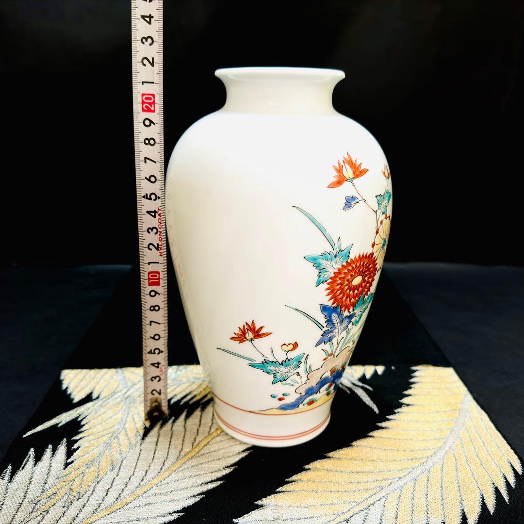 人間国宝　十三代柿右衛門　有田焼　染錦岩花草　花瓶