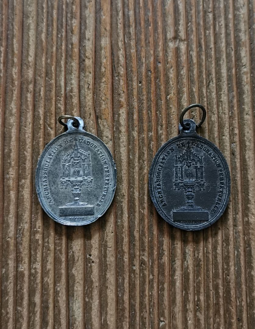 アンティークメダイ 祭壇と聖人 異素材ラージチャーム2枚ペアセット天然革紐付き