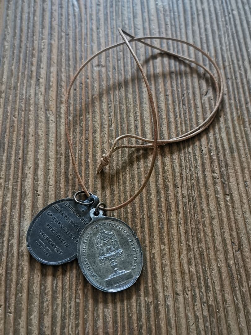 アンティークメダイ 祭壇と聖人 異素材ラージチャーム2枚ペアセット天然革紐付き