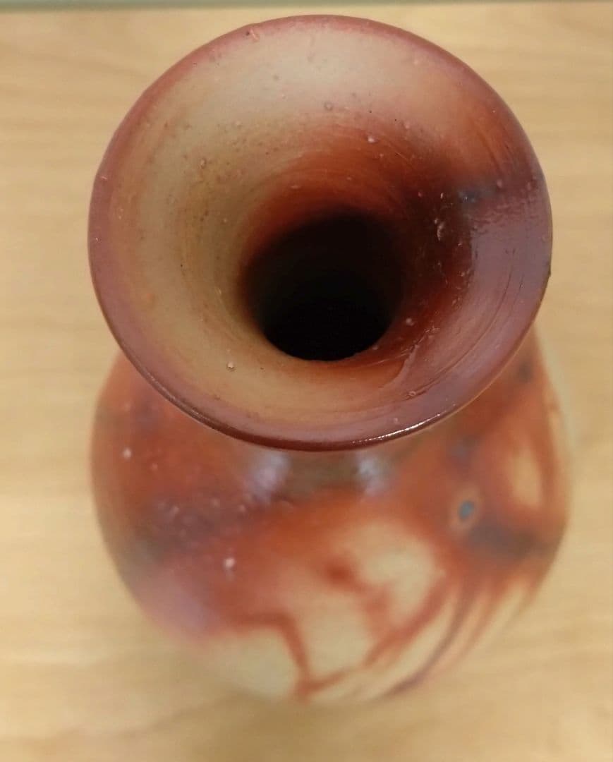 伊勢崎満作　備前焼　緋襷　鶴首花入　共箱共布栞付　備前焼花入　伊勢崎淳